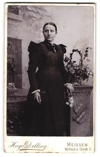 Fotografie Hugo Delling, Meissen, Wettinstrasse, Junge Dame im schwarzen Kleid mit Puffärmeln