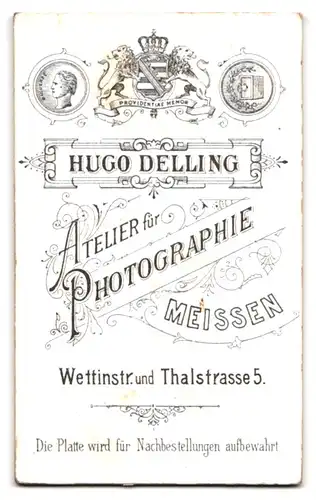 Fotografie Hugo Delling, Meissen, Wettinstrasse, Mädchen im pechschwarzen Rüschenkleid mit Buch in der Hand