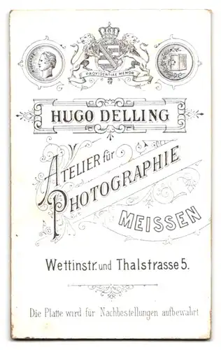 Fotografie Hugo Delling, Meissen, Wettinstrasse, Heranwachsender Bursche im übergrossen Anzug