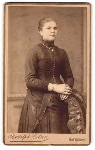 Fotografie Rudolph Eitner, Rathenow, Fabrikenstrasse, Junge Schönheit im hochgeschlossenen Kleid mit Kreuzhalskette
