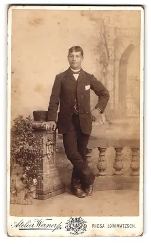 Fotografie Atelier Werner, Riesa, Kastanienstrasse 81, Heranwachsender aus gutem Hause in einer Studiokulisse