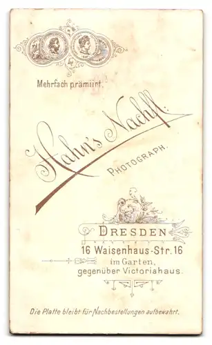 Fotografie Hahn`s Nachfolger, Dresden, Waisenhausstrasse 16, Junges Mädel im mehrfarbigen Rüschenkleidchen