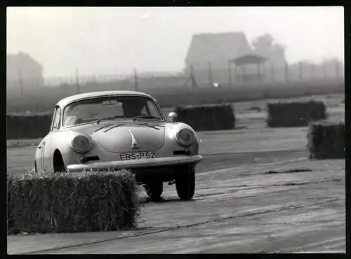 Fotografie Seufert, Waiblingen, Ansicht Achum, Auto Porsche 356 im Rennen auf dem Flugplatz 1963