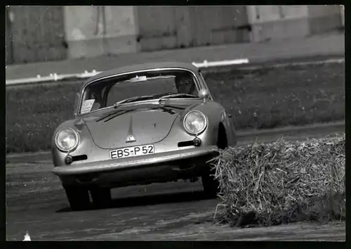 Fotografie Seufert, Waiblingen, Ansicht Achum, Auto Porsche 356 B, rennwagen auf dem Flugplatz 1963