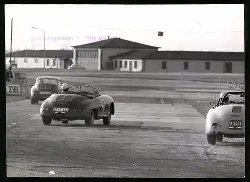 Fotografie Seufert, Waiblingen, Ansicht Achum, Auto Porsche 356 Roadster - Cabrio beim Flugplatzrennen 1962