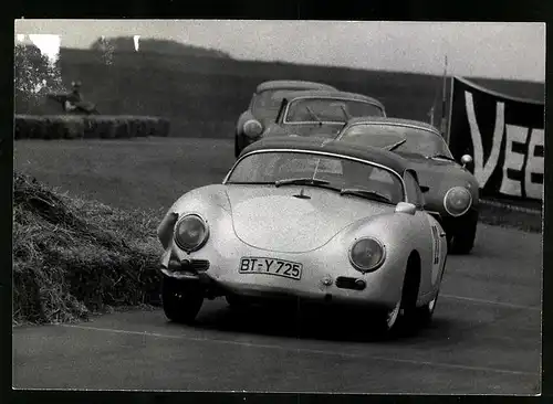 Fotografie Seufert, Waiblingen, Ansicht Mainz-Finthen, Auto Porsche 356 GT mit Kampfspuren beim Flugplatz-Rennen