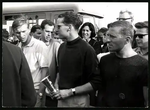 Fotografie Seufert, Waiblingen, Ansicht Neubiberg, Porsche Rennfahrer mit Pokal nach dem Flugplatzrennen 1964