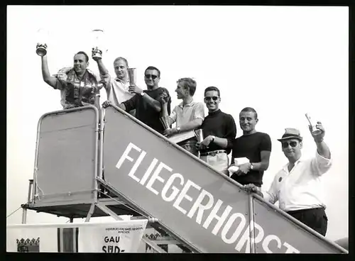 Fotografie Seufert, Waiblingen, Ansicht Neubiberg, Porsche Rennfahrer bei der Siegerehrung Flugplatzrennen 1964