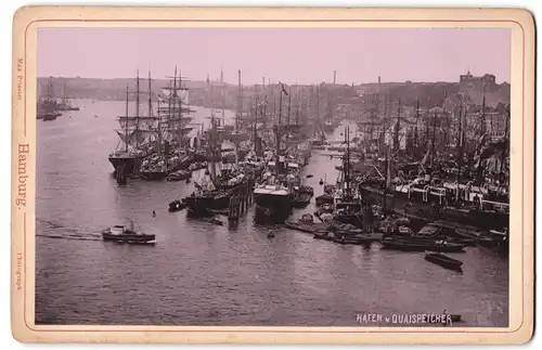 Fotografie Max Priester, Hamburg, Ansicht Hamburg, Blick auf den Hafen und Quaispeicher mit Segenschiffen