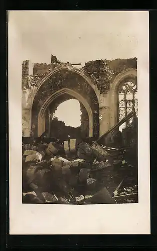 Foto-AK Beuvraignes, Teilansicht der zerstörten Kirche, Portal