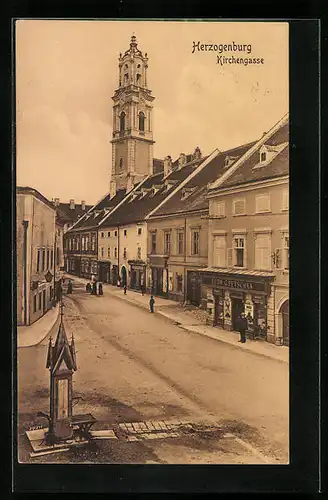 AK Herzogenburg, Kirchengasse mit Brunnen und Geschäften