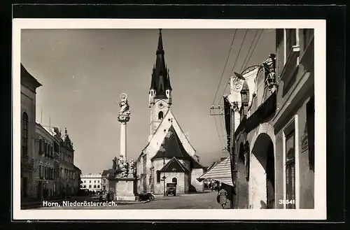 AK Horn, Strassenpartie mit Kirche und Denkmal