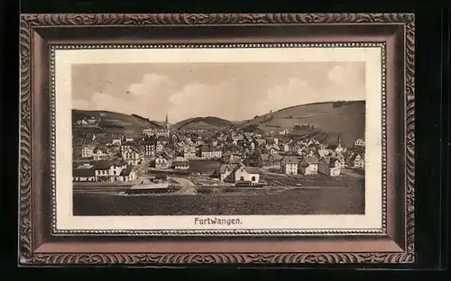 Passepartout-AK Furtwangen, Gesamtansicht mit Hügelblick