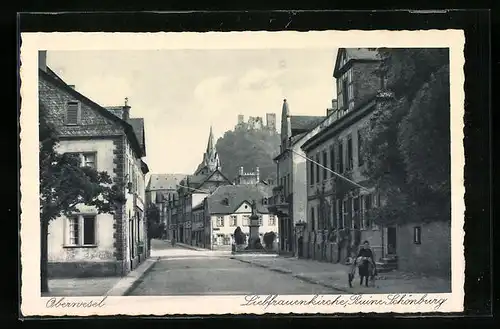 AK Oberwesel, Strassenpartie mit Blick auf Liebfrauenkirche und Ruine Schönburg