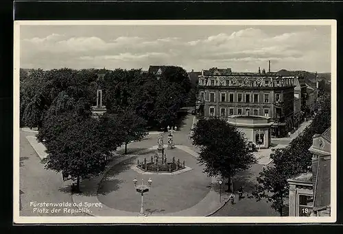 AK Fürstenwalde a. d. Spree, Platz der Republik mit Geschäft und Denkmal