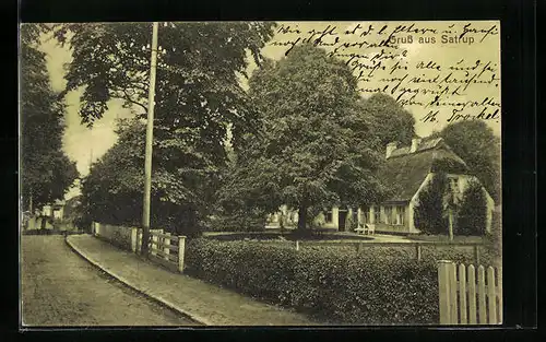 AK Satrup, Ortsansicht mit Strassenpartie
