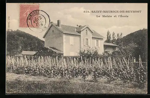 AK Saint-Maurice-de-Beynost, La Mairie et l`Ecole