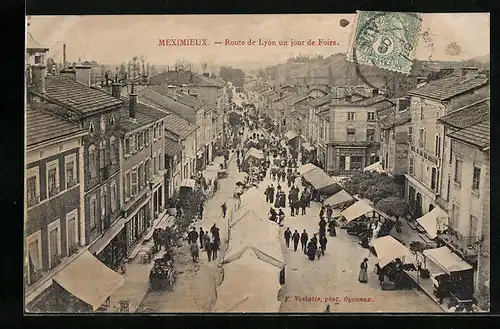 AK Meximieux, Route de Lyon un jour de Foire