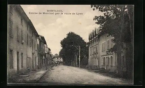 AK Montluel, Entree de Montuel par la route de Lyon