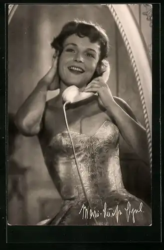AK Schauspielerin Marie-Luise Etzel im Kleid am Telefon