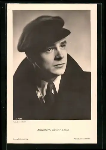 AK Schauspieler Joachim Brennecke mit Mütze nachdenklich blickend