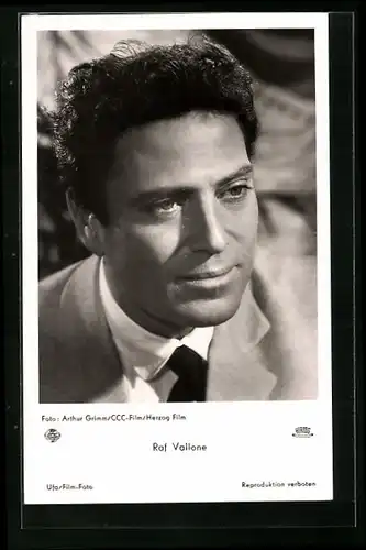 AK Schauspieler Raf Vallone im adretten Anzug, Autograph