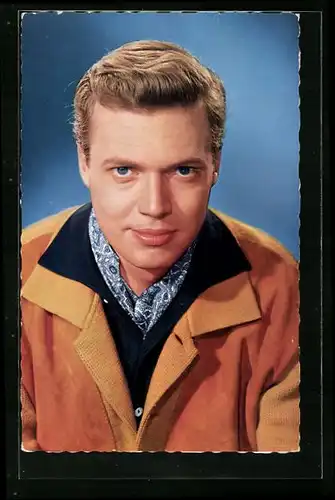 AK Schauspieler Karlheinz Böhm in brauner Jacke