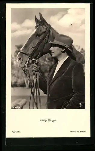 AK Schauspieler Willy Birgel mit Pferd in einer Filmszene
