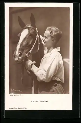 AK Schauspieler Walter Slezak mit einem Pferd