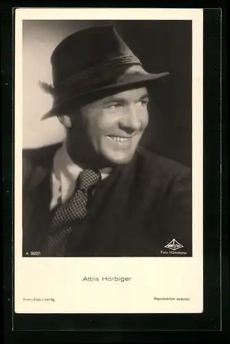 AK Schauspieler Attila Hörbiger lächelnd mit Hut im Jackett