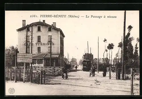 AK Pierre-Bénite, Le Passage à Niveau