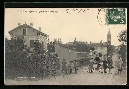 AK Lancié, Kinder auf der Strasse, Blick zur Kirche
