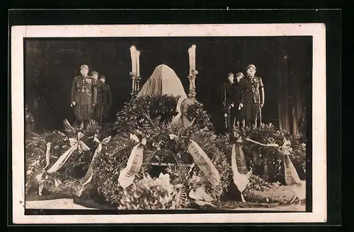 AK Begräbnis von Präsident Masaryk (TGM), Ehrenwache am Sarg