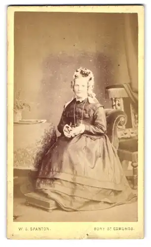 Fotografie W. S. Spanton, Bury St. Edmunds, 16, Abbeygate Street, Bürgerliche Dame im Kleid mit Haube