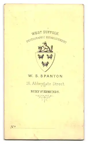 Fotografie W. S. Spanton, Bury St. Edmunds, 16, Abbeygate Street, Bürgerliche Dame im Kleid mit Haube
