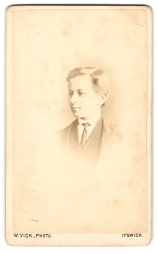 Fotografie W. Vick, Ipswich, London Road, Junger Herr im Anzug mit Krawatte