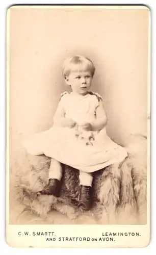 Fotografie Chas. W. Smartt, Leamington, 2, Colonnade, Kind im weissen Kleid