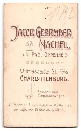 Fotografie Jacob Gebrueder Nachfl., Berlin-Charlottenburg, Wilmersdorfer-Strasse 55-56, Junger Mann im Anzug mit Fliege