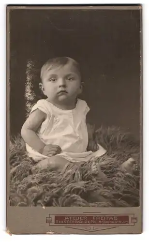 Fotografie Ernst Freitag, Finsterwalde, Hospitalstrasse 3 a, Süsses Kleinkind im Hemd sitzt auf Fell