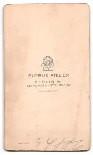 Fotografie Atelier Globus, Berlin-W., Leipziger-Strasse 132-135, Junge Dame im Kleid mit Spitzenkragen