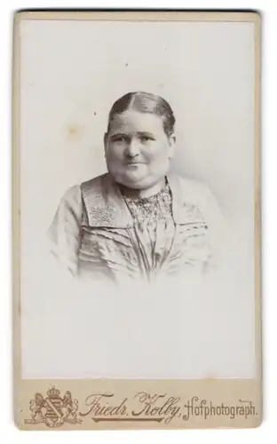 Fotografie Friedr. Kolby, Zwickau i. S., Äussere Plauensche Strasse, Bürgerliche Dame mit zurückgebundenem Haar