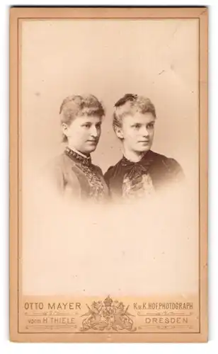 Fotografie Otto Mayer, Dresden, Pragerstrasse 31, Zwei junge Damen in hübscher Kleidung