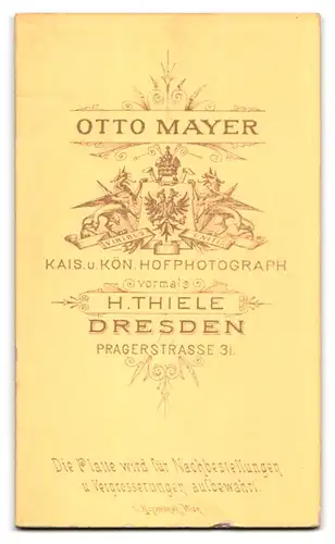 Fotografie Otto Mayer, Dresden, Pragerstrasse 31, Zwei junge Damen in hübscher Kleidung