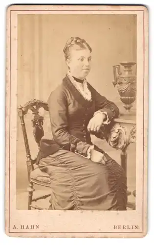 Fotografie A. Hahn, Berlin, Friedrichstrasse 207, Junge Dame in hübscher Kleidung