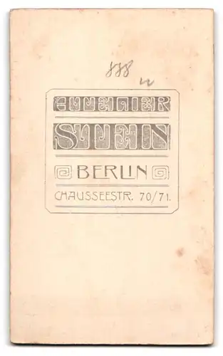 Fotografie Atelier Stein, Berlin, Chausseestrasse 70-71, Junger Mann im Anzug mit Fliege