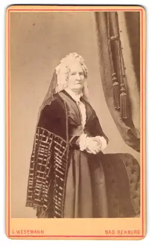 Fotografie L. Wesemann, Bad Rehburg, Ältere Dame im Kleid mit Haube