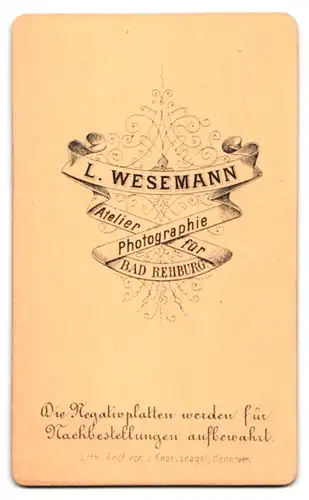 Fotografie L. Wesemann, Bad Rehburg, Ältere Dame im Kleid mit Haube