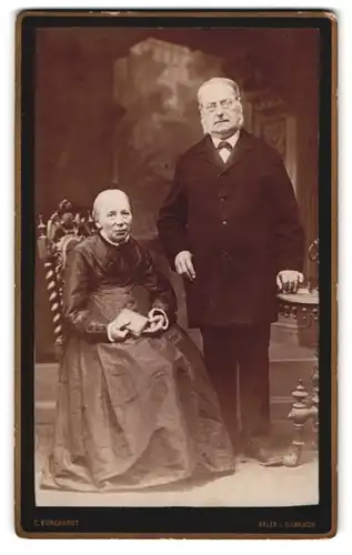 Fotografie C. Burghardt, Aalen, Älteres Paar in hübscher Kleidung