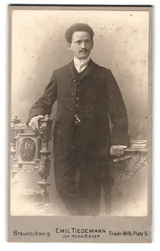 Fotografie Emil Tiedemann, Braunschweig, Friedr. Wilh. Platz 5, Bürgerlicher Herr im Anzug mit Krawatte