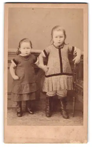 Fotografie Ernst Rieks, Sebaldsbrück, Zwei kleine Mädchen in modischen Kleidern